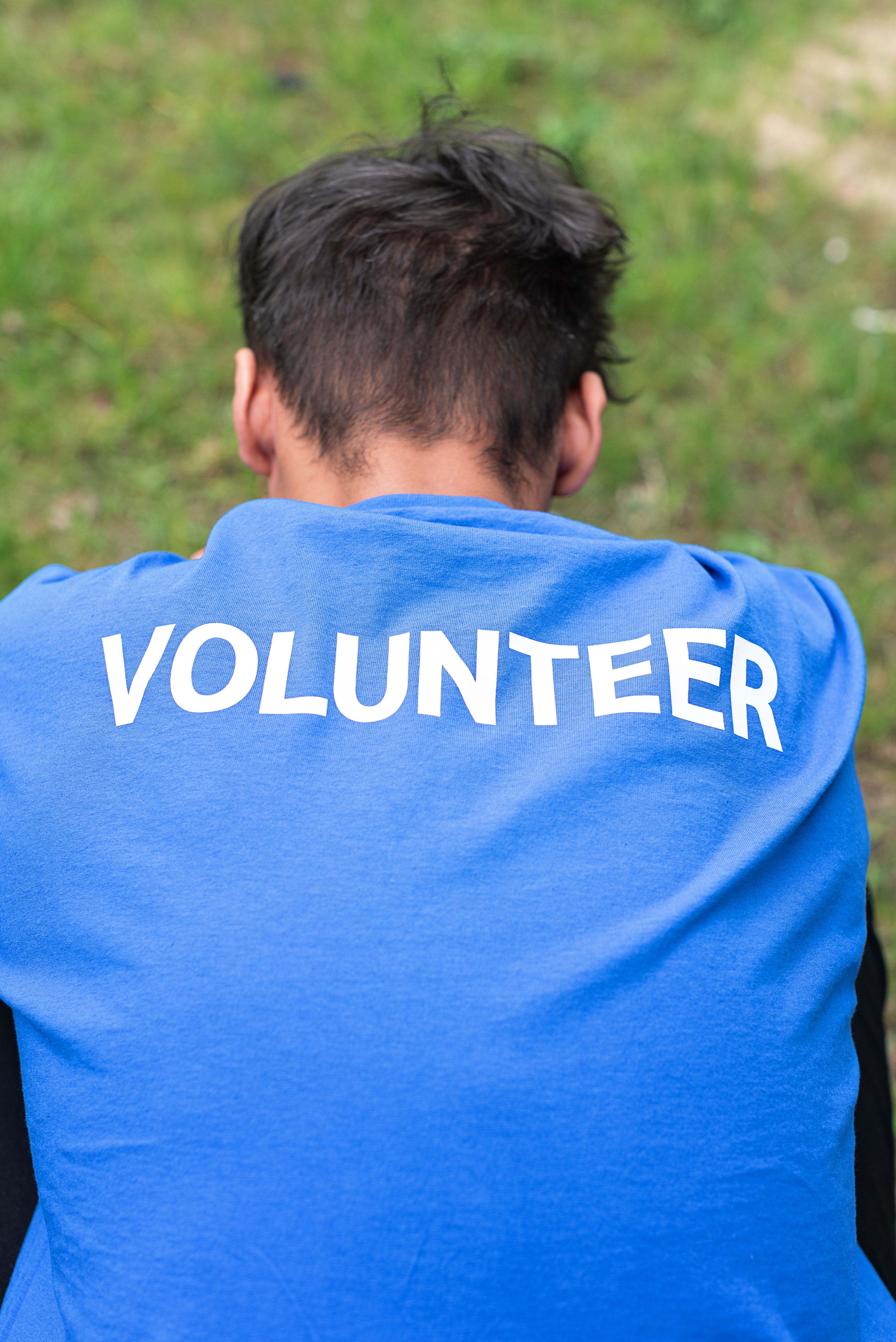 a person in a blue volunteer shirt.